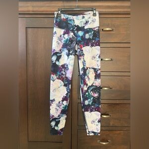 Old Navy Women’s Leggings with Bold Floral Design size Medium